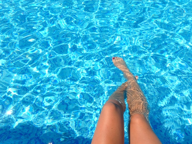 nohy ženy v bazénu
