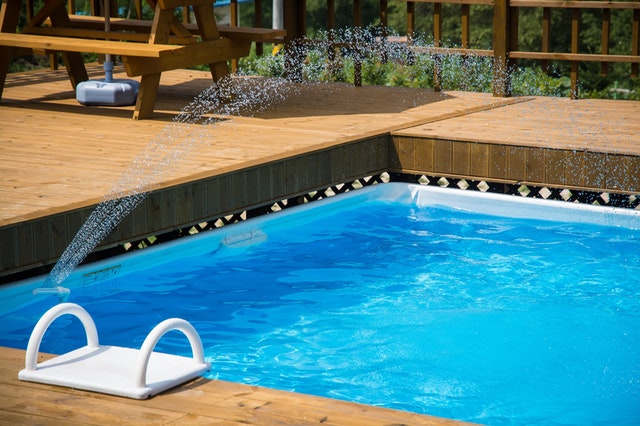 bazén s dřevěným obložením