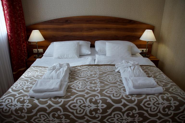 postel dřevo